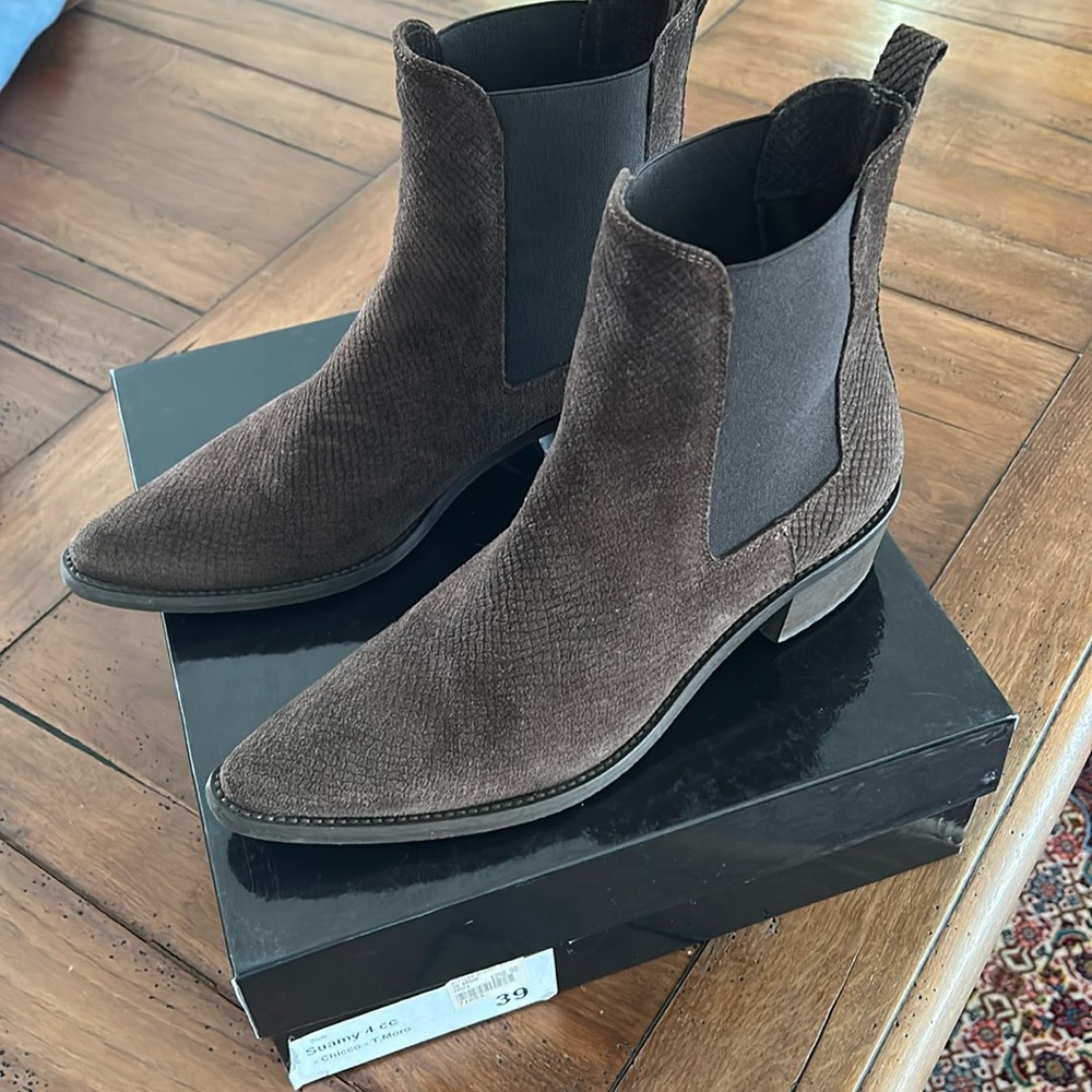 David Tyler western style suede booties
Size 9